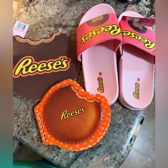 Pink Reese’s Slide Sandals Youth Sz 2/3 M Fun Reese’s Bag and cute note pad - Picture 1 of 10